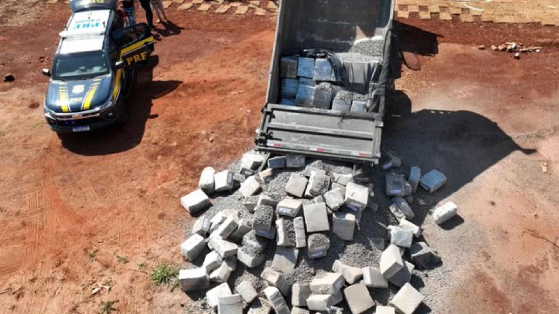 Caminhão em baixa velocidade chama atenção e PRF descobre 6 toneladas de maconha em MS