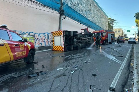 Três bombeiros ficam presos às ferragens após viatura tombar em Maceió