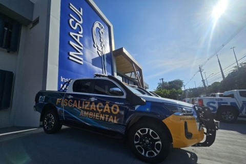 Imasul recebe onze caminhonetes e dois tratores para reforçar fiscalização e equipar unidades de conservação