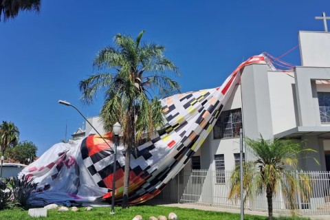 balão natalino cai sobre igreja